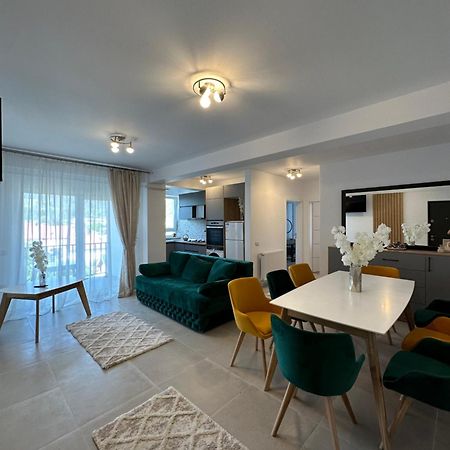 Apartamente Arinis Gura Humorului Bagian luar foto